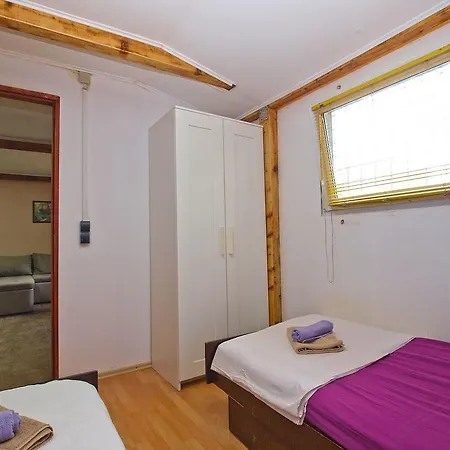 House Nikola 1422
