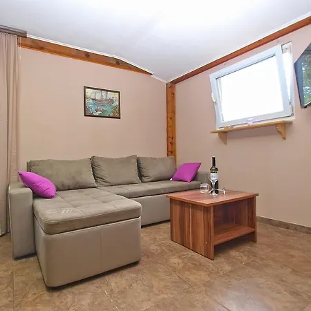House Nikola 1422 Peroj