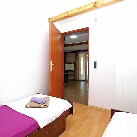 House Nikola 1422 Peroj