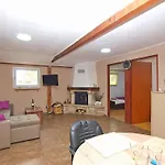 House Nikola 1422 * Peroj