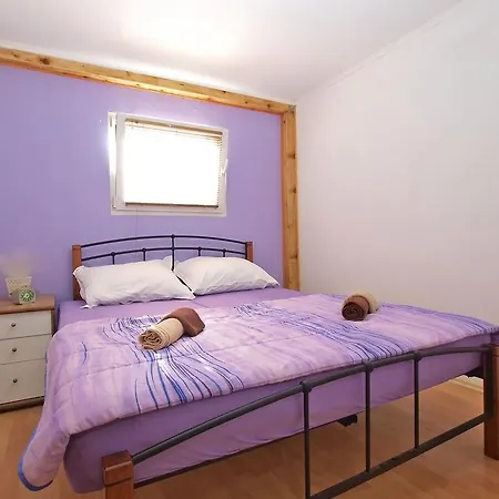 House Nikola 1422 * פרוי