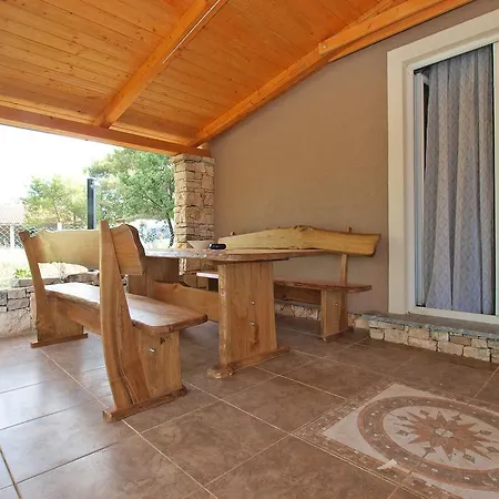 בית נופש House Nikola 1422 *